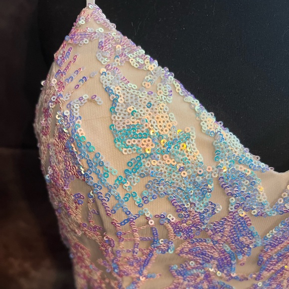 City Triangle NWOT White iridescent sequin
Mini Formal Dresss. Size 0 R - Picture 7 of 8